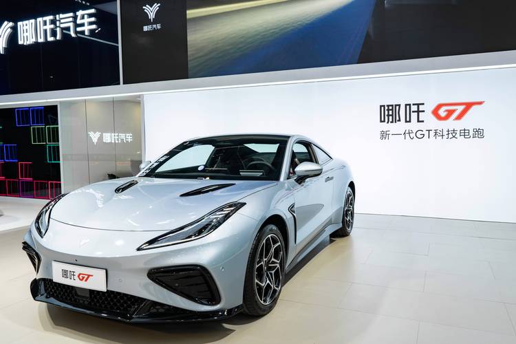 东莞121哪吒汽车在智能汽车领域的表现，领途汽车在新能源汽车市场中的影响力